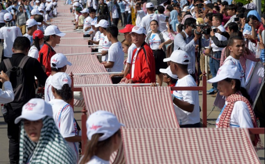 Ušao u Guinnessovu knjigu rekorda: U Kambodži istkan najduži šal na svijetu