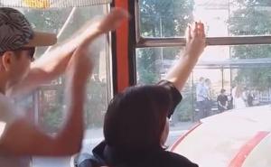 Povuci, potegni: Presmiješna borba za prozor u vozilu javnog prijevoza