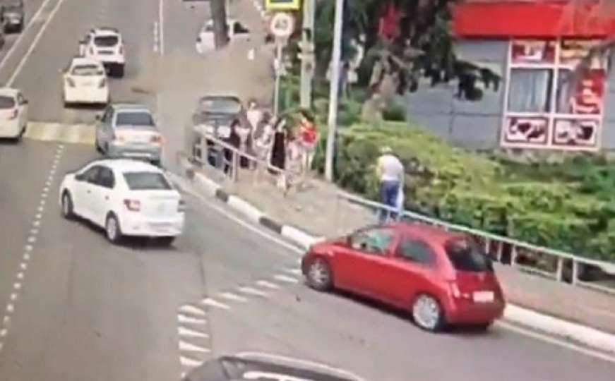 Uznemirujući video: Punom brzinom se zabio u pješake, ubio muškarca