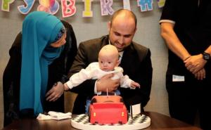 Maleni Arslan s porodicom i medicinskim osobljem proslavio prvi rođendan