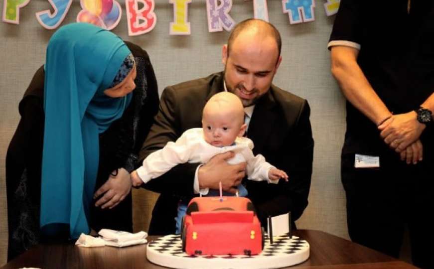 Maleni Arslan s porodicom i medicinskim osobljem proslavio prvi rođendan