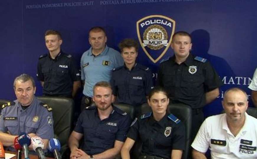 Policajci u uniformi MUP-a KS-a na službi u Makarskoj 