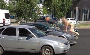 Vozači u čudu: Gola djevojka zaustavljala automobile i penjala se na haubu