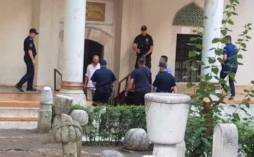 Sarajevo: Policija razoružala muškarca u haremu džamije Ferhadija