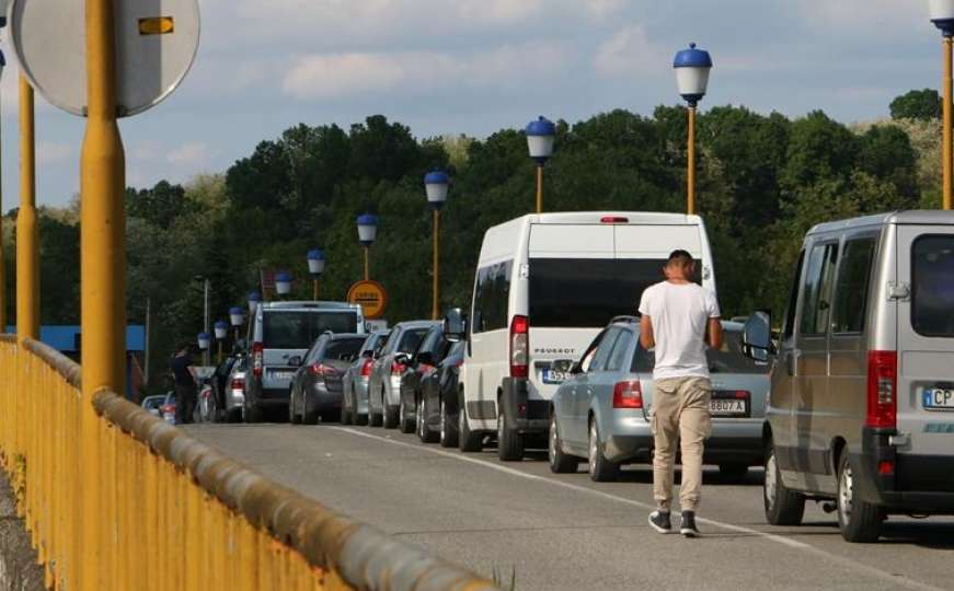 Duge kolone vozila na ulazu u BiH, čeka se duže od dva sata