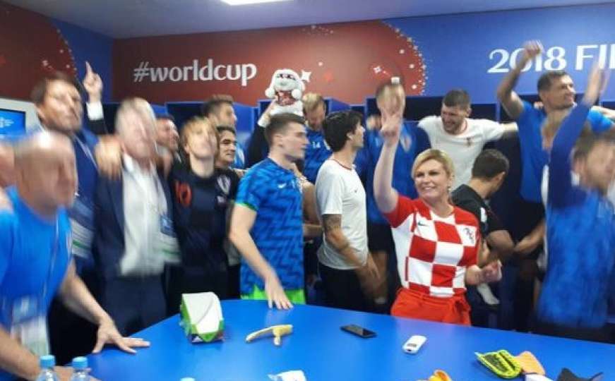 Predsjednica Hrvatske u svlačionici: Pjevala zagrljena s igračima i Šukerom