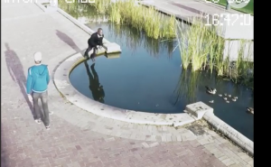 Upozoravajući video zašto ne treba pisati na mobitelu i hodati