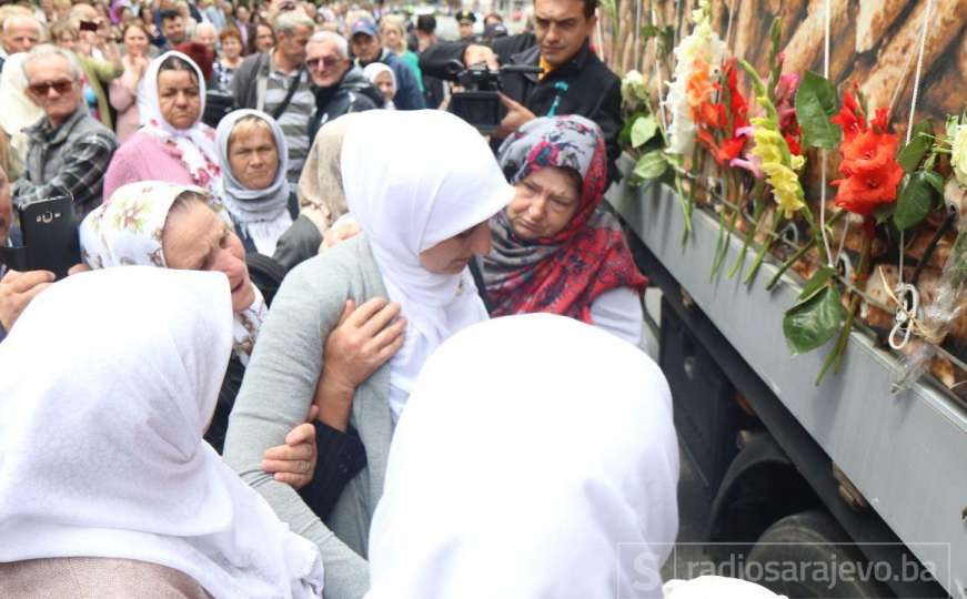 Sarajevo: Suzama, molitvama i cvijećem ispraćeni tabuti srebreničkih žrtava