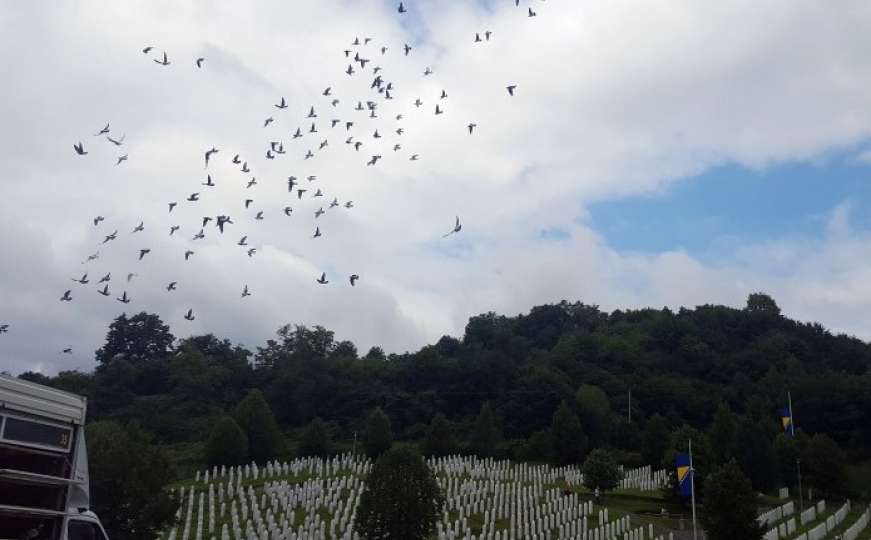 Memorijalni let: Iz Potočara pušteno 950 golubova pismonoša