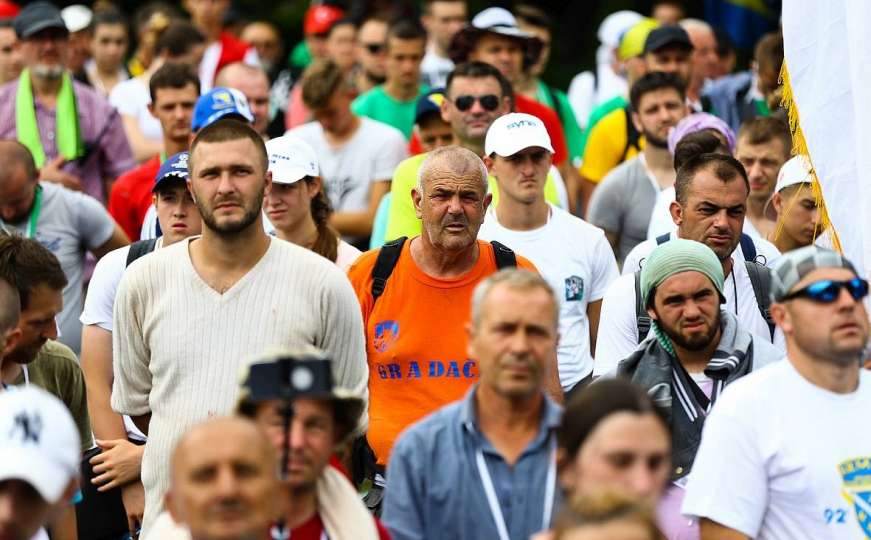 Marš mira stigao pred Potočare: Cormack se pridružila učesnicima