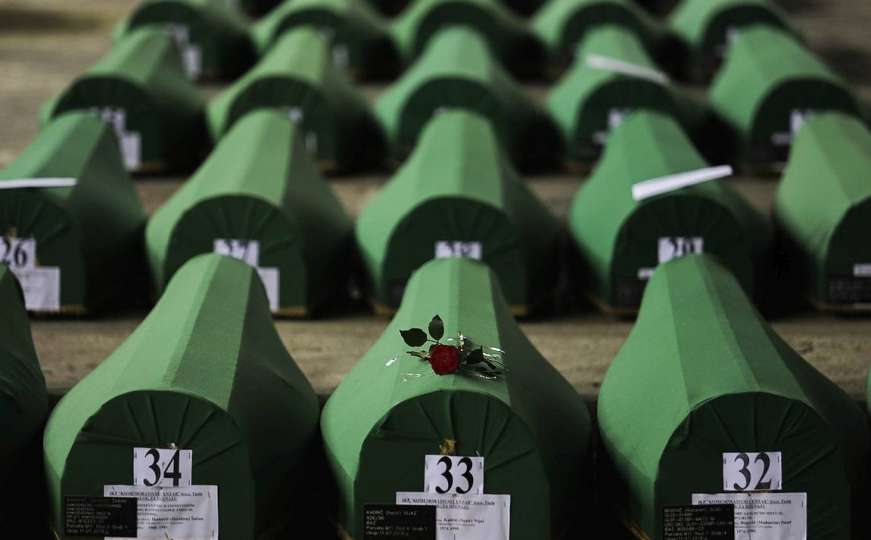 Tišina i zeleni tabuti u hali Fabrike akumulatora u Potočarima