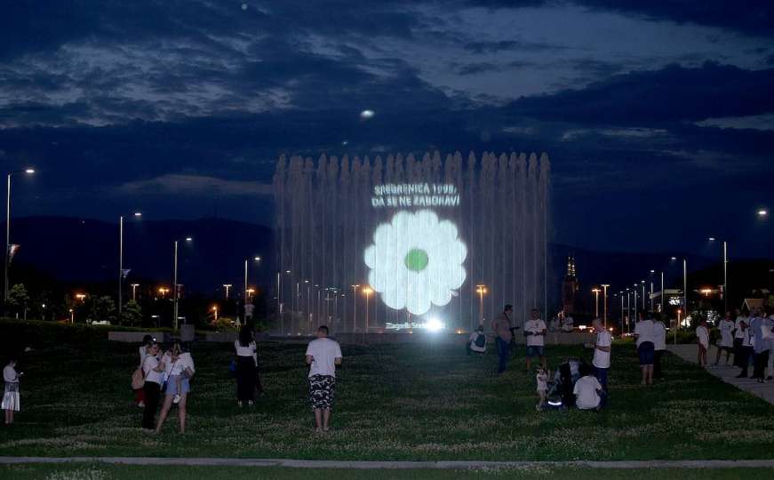 Zagreb: Svjetlosna projekcija srebreničkog cvijeta na fontanama