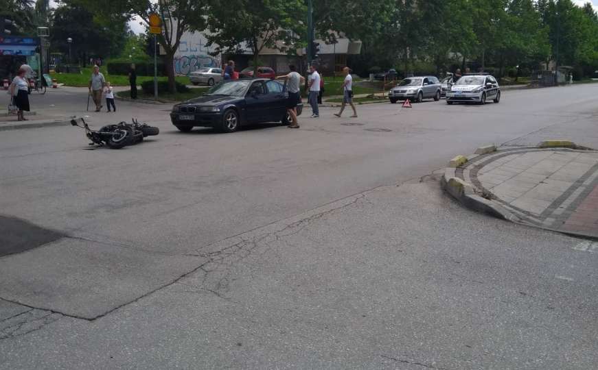 Djevojka povrijeđena na Dobrinji, motociklom udarila u BMW