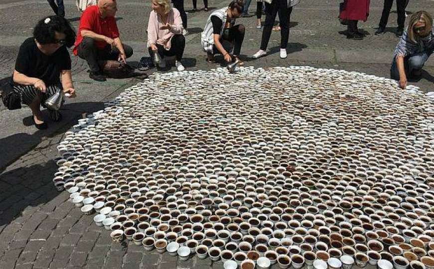 U Cirihu postavljeno 8.372 fildžana iz kojih danas niko neće popiti kafu