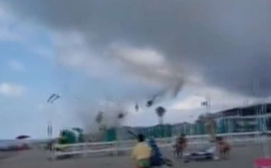Tornado zahvatio poznatu plažu u Rimu: Suncobrani lete, kupači bježe