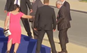 Juncker jedva stajao na nogama: Dok jedni kažu da je pijan, on se žali na išijas