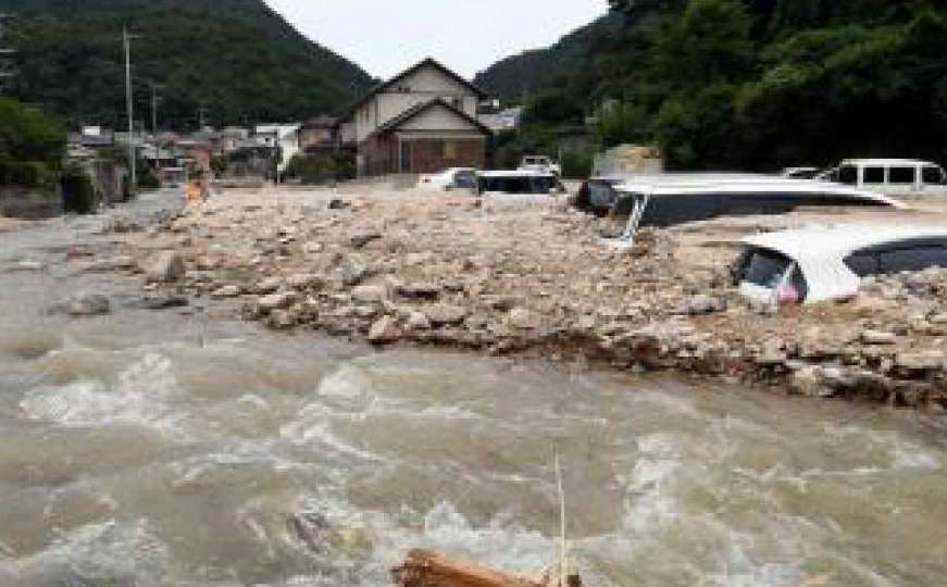 U poplavama i klizištima poginulo najmanje 209 osoba