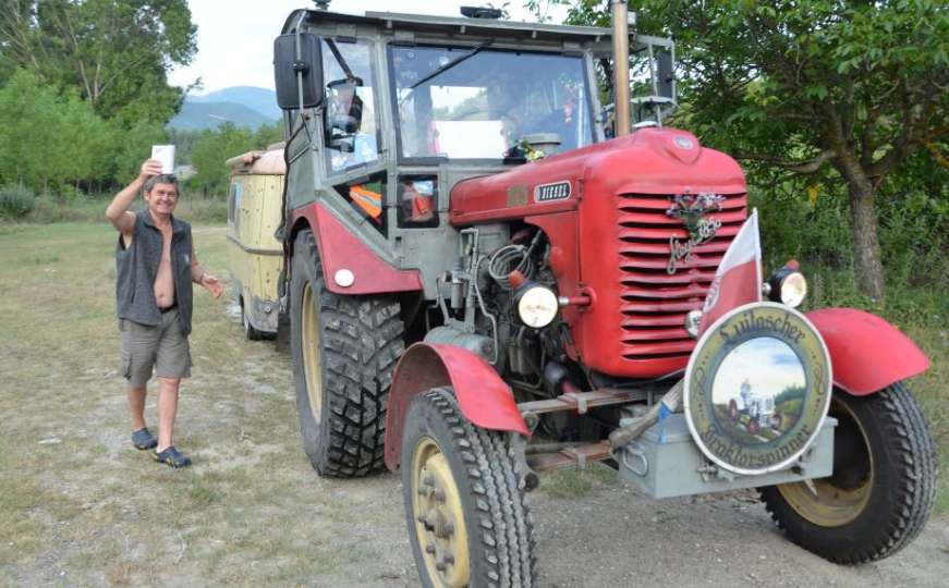 Austrijski farmer na traktoru obilazi Evropu
