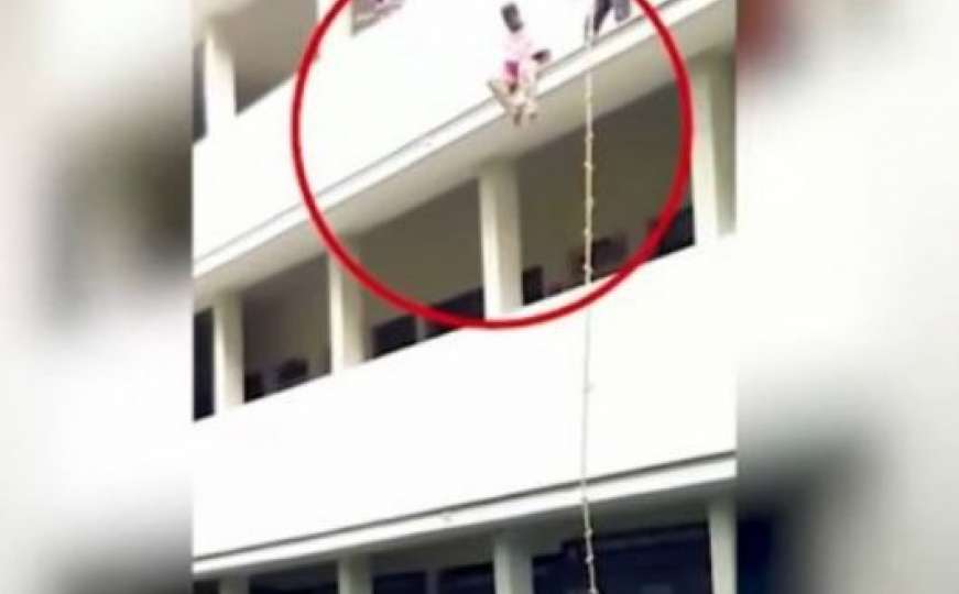 Uznemirujuće: Djevojka se plašila da skoči sa zgrade, instruktor je gurnuo 