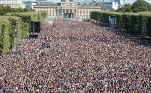 Pariz gori: "On est les champions", La Grande Nation slavi titulu