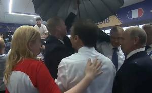 Putina kišobrani štitili i u svlačionici, ovaj put bilo mjesta i za Kolindu