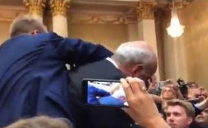 Novinar nasilno izbačen s konferencije za novinare Putina i Trumpa