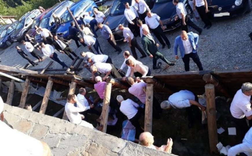 Srušio se balkon na svadbi, povrijeđeno 18 osoba