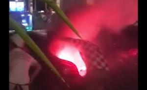 Navijači Hrvatske tokom slavlja ispalili raketu u prtljažnik pun pirotehnike
