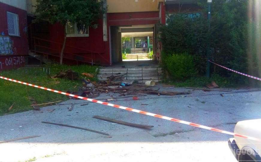Sarajevo: Konačno počelo uklanjanje smeća s krova zgrade na Trgu ZAVNOBiH-a