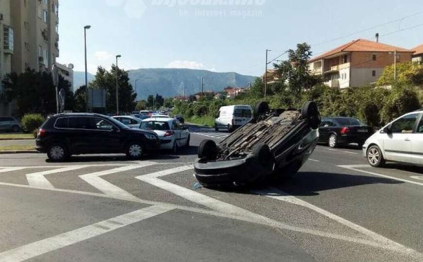 Mostar: Tri osobe povrijeđene u prevrtanju Fiata