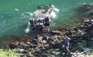 U slijetanju kombija u Vrbas poginuo mladić iz Jezera