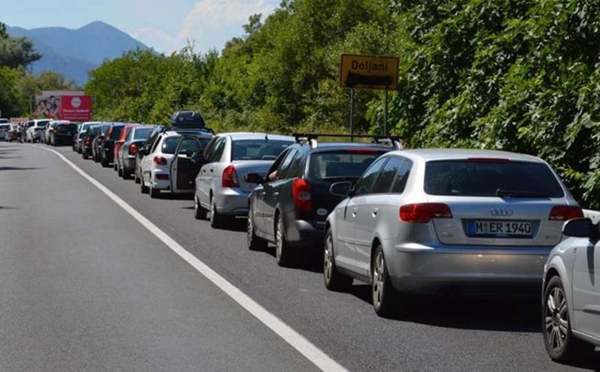 Velike gužve prema Jadranu: Duga zadržavanja na GP Doljani