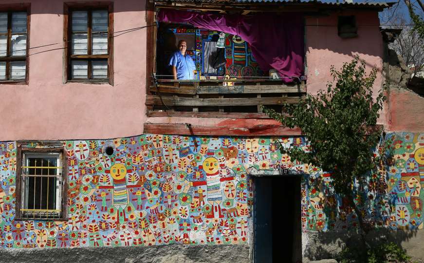 Tridesetogodišnjak sa invaliditetom kuću oslikao različitim motivima