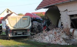 Kamionom uništio starici kuću, a zatim ponosno pozirao ispred nje