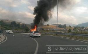 Automobil se zapalio u vožnji na ulazu na autoput u mjestu Raštelica