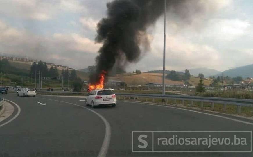Automobil se zapalio u vožnji na ulazu na autoput u mjestu Raštelica