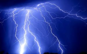 Snažno nevrijeme: Muškarac stradao od udara groma u Tešnju