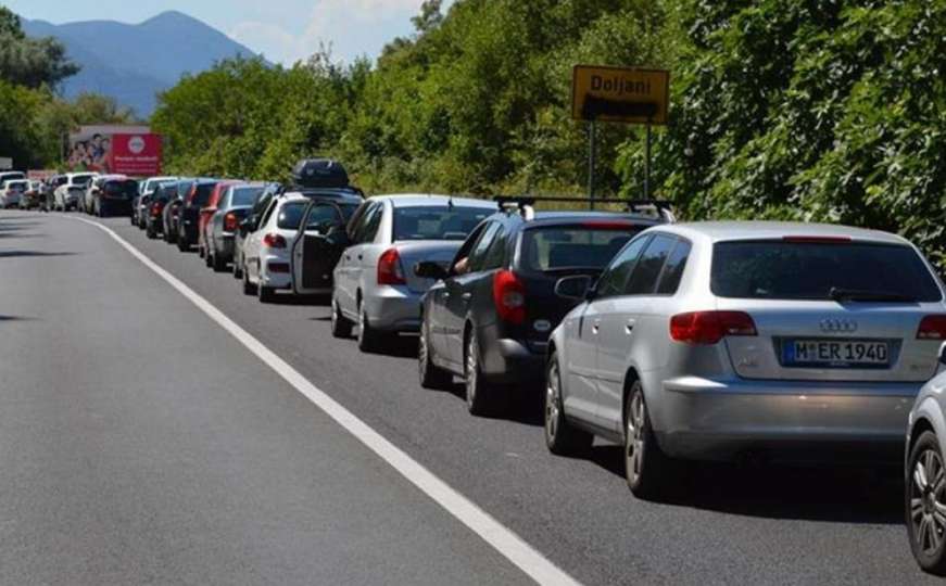 Gužve: Duge kolone vozila na graničnim prelazima Doljani i Izačić