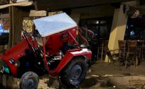 Kozarska Dubica: Pijan uletio traktorom u baštu kafića