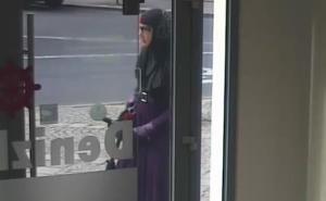 Muškarac pod burkom opljačkao banku: Policija objavila slike i moli za pomoć