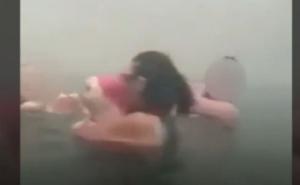Zastrašujuća snimka: Ljudi s ljubimcima bježali u more, mnogi se utopili