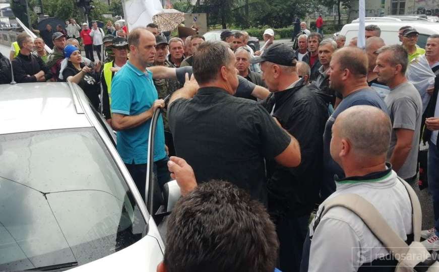 Fizički sukob građana i boraca: Saobraćaj blokiran u centru grada