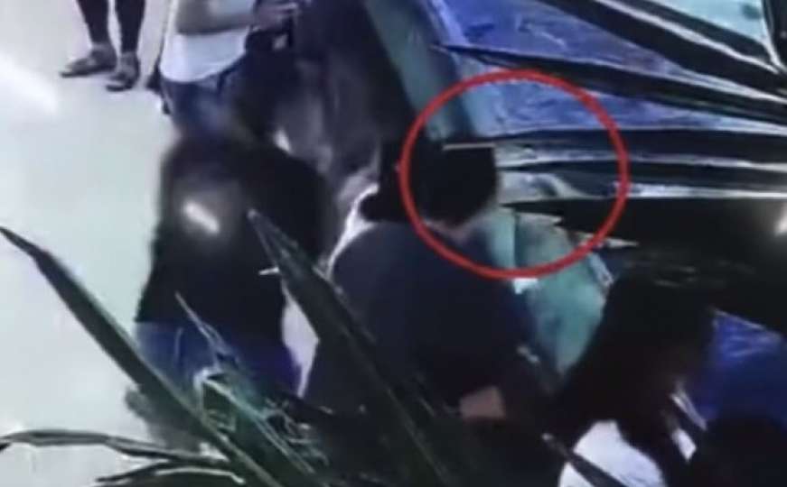Šokantan snimak: Šestogodišnju djevojčicu ugrizla ajkula za ruku
