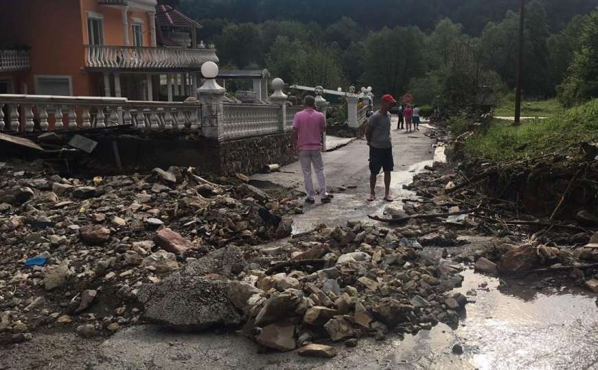 Nevrijeme pogodilo Bosansku Krupu: Voda prodrla u kuće, počupana stabla