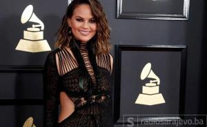 Chrissy Teigen objavila fotku na kojoj potpuno gola doji dvomjesečnog sina