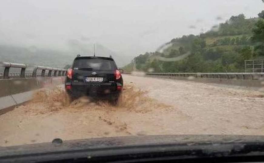 Odron uklonjen, odvijanje saobraćaja u funkciji na autoputu Kakanj-Zenica