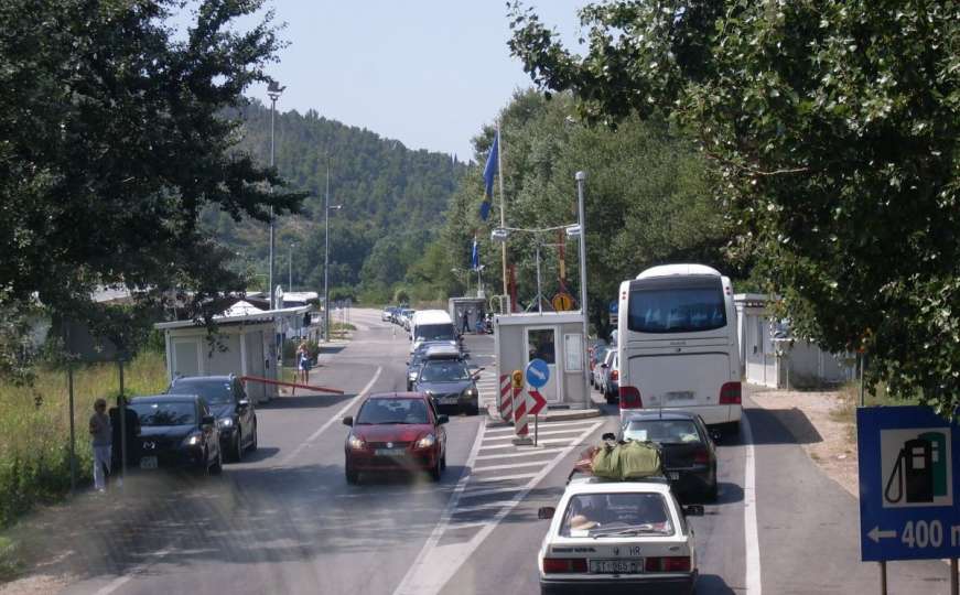 Pojačan izlaz vozila na graničnim prijelazima Brod, Izačić i Doljani