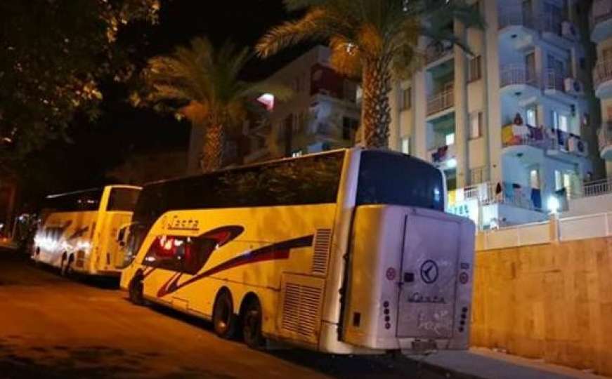 Kušadasi: Turčin se potukao s turistima iz Srbije, a onda zapalio autobus Laste