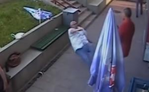 Brutalno nokautirao protivnika ispred prodavnice