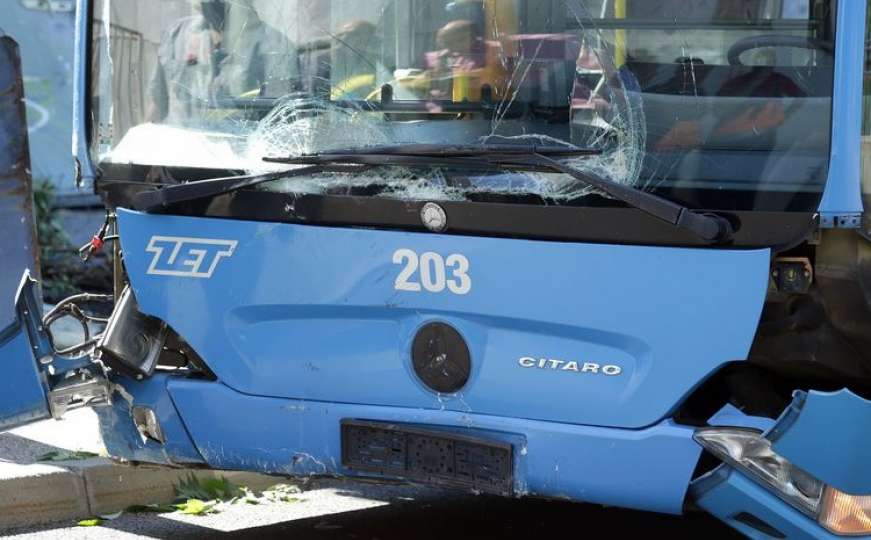 Zagreb: Gradski autobus nakon proklizavanja udario u kuću
